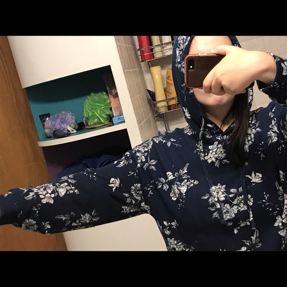 Long sleeve light weight cropped hoodies (bundle) - Picture 2 of 5